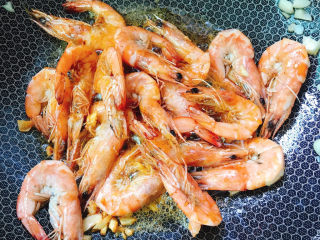 9、咖喱虾,炒熟