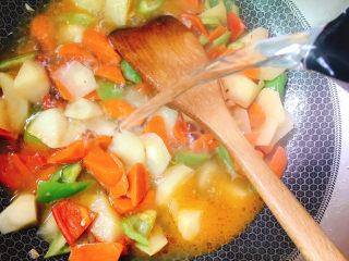 13、咖喱虾,倒入开水（喜欢椰浆的可以放椰浆，娃不爱吃就不放了）