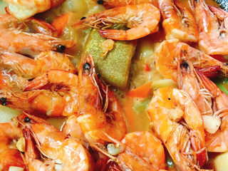 17、咖喱虾,拌匀慢慢煮入味