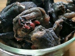 2、＃一碗汤＃熟地黑豆乌鸡汤,乌鸡养肝、滋阴、补血养颜、益精明目