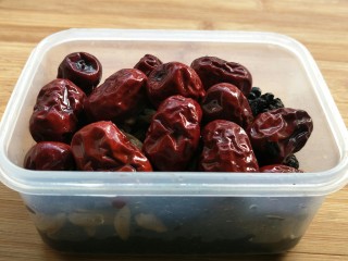 8、＃一碗汤＃熟地黑豆乌鸡汤,所有煲汤材料混合一起洗干净备用