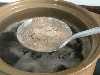 10、＃一碗汤＃熟地黑豆乌鸡汤,注意观察汤，快煮开时上面会浮血泡沫，用勺子撇干净