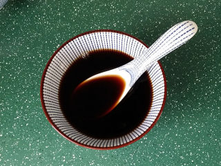 7、糖醋五花肉,最后加5汤匙清水，搅拌均匀