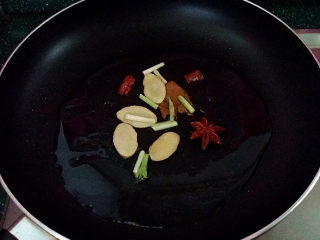 8、糖醋五花肉,锅热倒油，爆香葱姜调料后盛起