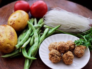 1、自制丸子一锅炖,丸子提前拿出来解冻，备齐其它所有的食材。