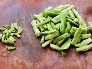 2、自制丸子一锅炖,芸豆摘洗干净后，用手掰成段。
