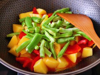 6、自制丸子一锅炖,这个时候加入芸豆，继续翻炒均匀。