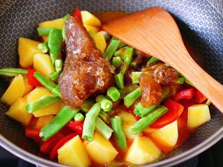 7、自制丸子一锅炖,锅中倒入卤肉汤，我是直接从冰柜拿出来，倒入锅中。