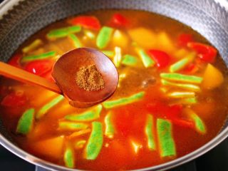 8、自制丸子一锅炖,炒至芸豆断生变色的时候，锅中再倒入适量的清水，加入花椒粉。