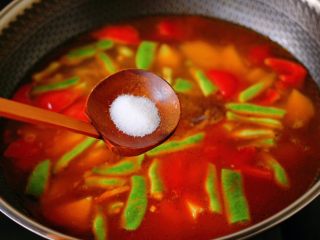 9、自制丸子一锅炖,再根据个人口味，加入适量的盐调味。