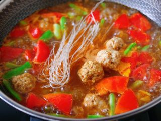 11、自制丸子一锅炖,加入粉条和丸子。