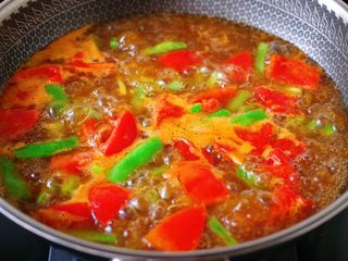 10、自制丸子一锅炖,大火煮沸后。