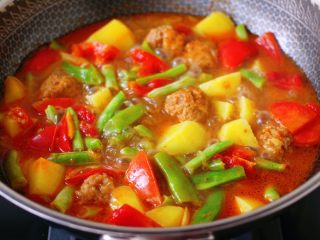 13、自制丸子一锅炖,看见锅中汤汁变得越来越浓稠时。