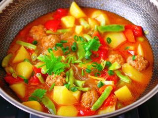 15、自制丸子一锅炖,大火烧开后，即可关火，撒上葱花和香菜段即可。