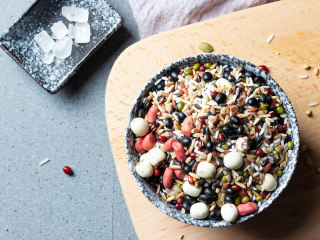 1、天气渐凉，来一碗十谷米粥暖暖身吧,根据配料表，准备好食材。