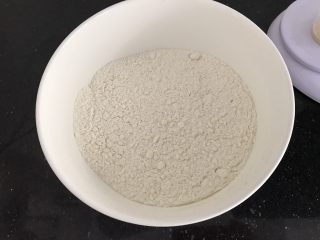 1、#咸味#～火腿葱花卷,面粉放大盆里