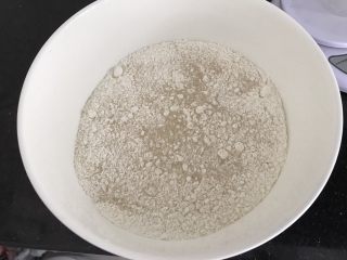 2、#咸味#～火腿葱花卷,撒入酵母粉