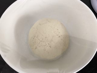 4、#咸味#～火腿葱花卷,再揉均匀后，盖上保鲜膜，静待发酵至1.5-2倍大