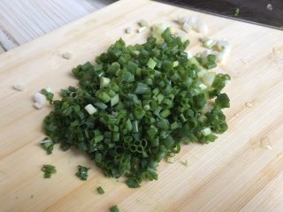 5、#咸味#～火腿葱花卷,葱切碎备用