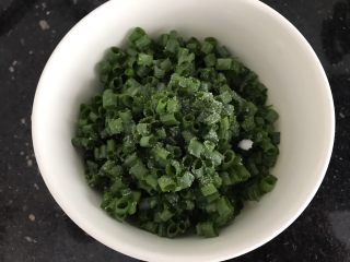 6、#咸味#～火腿葱花卷,葱花放碗里，加一点点盐，香油搅拌均匀备用