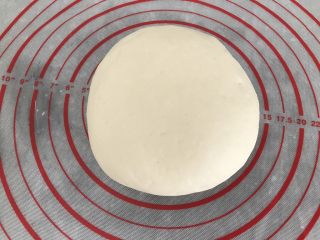 8、#咸味#～火腿葱花卷,拿出来揉一会排气