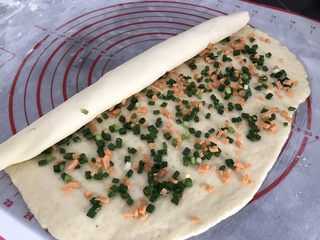 11、#咸味#～火腿葱花卷,由一边向另一边卷起，直到卷完