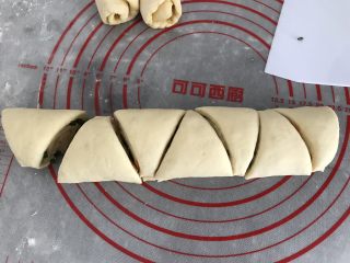 12、#咸味#～火腿葱花卷,切成三角形的段状