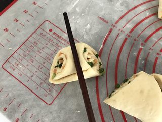 13、#咸味#～火腿葱花卷,在三角形顶部用筷子压在中间位置
