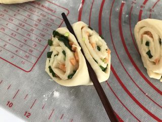14、#咸味#～火腿葱花卷,均匀用力压下去，整成形似蝴碟形状
