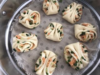 15、#咸味#～火腿葱花卷,整完放蒸锅里，再静待二次发酵约十分钟，然后开火烧开蒸约8分钟，熄火焖2分钟，出锅随吃了！