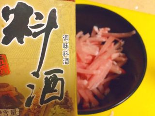 1、实用快手系列★韭菜炒嫩肉丝,我们煨一下肉丝，首先拿个碗，把肉丝放进去。料酒下个2-3ml。
