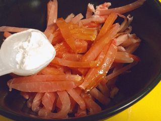 3、实用快手系列★韭菜炒嫩肉丝,淀粉3g左右