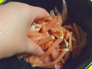 5、实用快手系列★韭菜炒嫩肉丝,然后用手抓匀