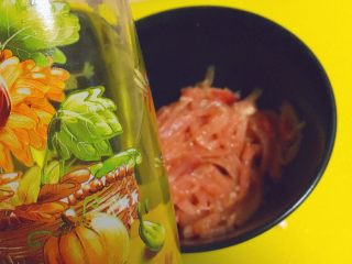 6、实用快手系列★韭菜炒嫩肉丝,为了防止糊锅，煨好之后。我们用再加点油，包裹住里面的淀粉和水分以及调料。