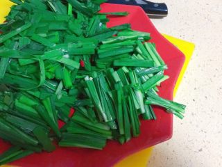 7、实用快手系列★韭菜炒嫩肉丝,韭菜洗净，沥干水分，然后切段，梗的部分和叶的部分要分开放。