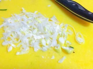 8、实用快手系列★韭菜炒嫩肉丝,切一些葱花