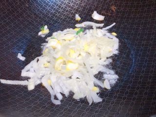 9、实用快手系列★韭菜炒嫩肉丝,然后就可以开火炒菜了！首先锅里下油，油热走葱花，炒香。