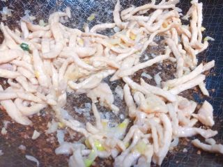 11、实用快手系列★韭菜炒嫩肉丝,不停翻炒，直到全部变色。