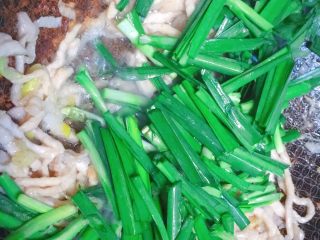 12、实用快手系列★韭菜炒嫩肉丝,韭菜走起！先走梗的部分，记得哦，这个不好熟。心里默默查10个数。