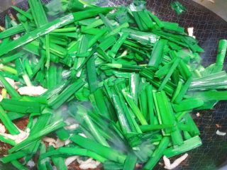 13、实用快手系列★韭菜炒嫩肉丝,然后走叶的部分。