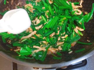 15、实用快手系列★韭菜炒嫩肉丝,盐，4g左右