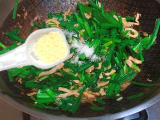 16、实用快手系列★韭菜炒嫩肉丝,鸡精5g左右，然后搅拌一下，马上出锅。不要犹豫，韭菜蔫吧了，就可以了，千万不要炒过头了。如果觉得自己手残，下料慢，可以关火下，最后开火炒10个数，拌料开调料，就可以出锅了！