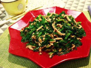 17、实用快手系列★韭菜炒嫩肉丝,肉丝炒韭菜，就这样华丽丽的完成了！韭菜壮阳，味道冲气，下饭必备。哈哈，男人女人都爱它，反正我老公是超级爱吃韭菜，属于百吃不厌型。