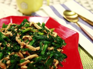 18、实用快手系列★韭菜炒嫩肉丝,这道菜，最关键是肉丝滑嫩，韭菜鲜韧，肉香和韭菜香，相互包容和成就，浑然一体。总之呢，就是好吃！呵呵。说来说去。都不如一句，好吃！呵呵。那还等什么？吃吧！