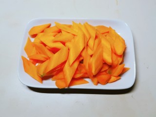 6、芹菜炒胡萝卜,胡萝卜切片