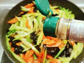 14、芹菜炒胡萝卜,放入胡椒粉