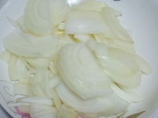 4、番茄肥牛金针菇,洋葱去皮，切成丝