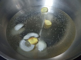 5、番茄肥牛金针菇,国内倒入清水，料酒，葱姜蒜，洋葱片，不需要太多。煮开