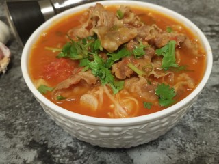 12、番茄肥牛金针菇,煮到肥牛也都入味即可关火。