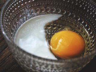 8、简单快手零失败的 番茄蛋包饭,碗内加入一个鸡蛋,倒入一点牛奶(两口的量)